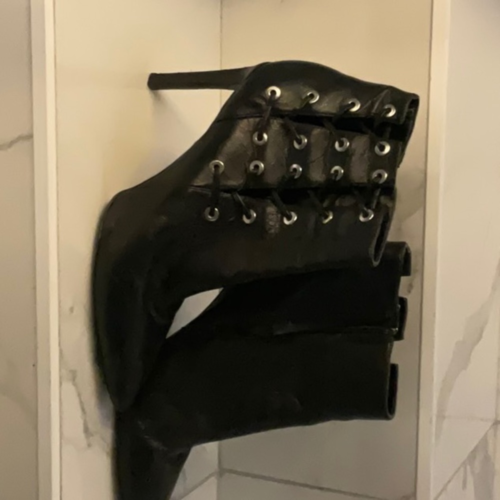Nine West  Ankle bootie with side lace up feature Size 9M